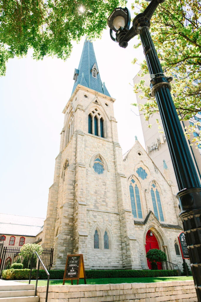 À l'intérieur du mariage à la cathédrale d'Abigail et Ben en cravate noire à St. James 1868 image 45 | Soirée Blanche