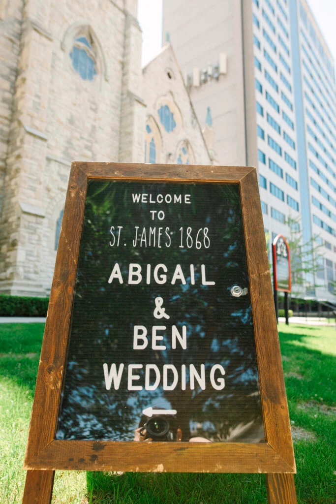 À l'intérieur du mariage à la cathédrale d'Abigail et Ben en cravate noire à St. James 1868 image 47 | Soirée Blanche