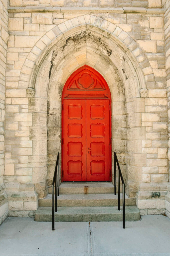 À l'intérieur du mariage à la cathédrale d'Abigail et Ben en cravate noire à St. James 1868 image 1 | Soirée Blanche