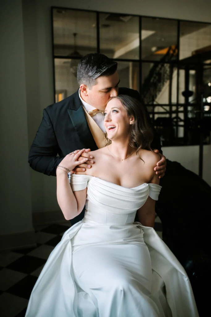 À l'intérieur du mariage à la cathédrale d'Abigail et Ben en cravate noire à St. James 1868 image 43 | Soirée Blanche