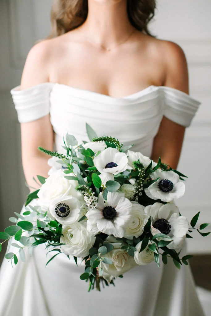 À l'intérieur du mariage à la cathédrale d'Abigail et Ben en cravate noire à St. James 1868 image 27 | Soirée Blanche