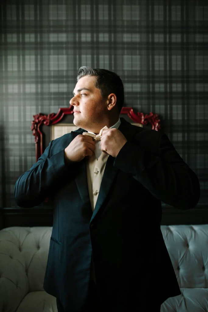 À l'intérieur du mariage à la cathédrale d'Abigail et Ben en cravate noire à St. James 1868 image 31 | Soirée Blanche