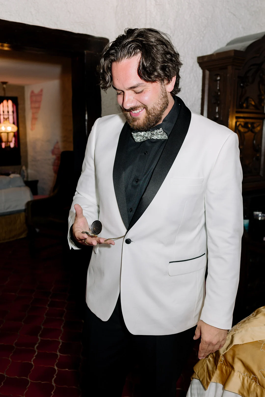 La mariée Heather se prépare au Madonna Inn