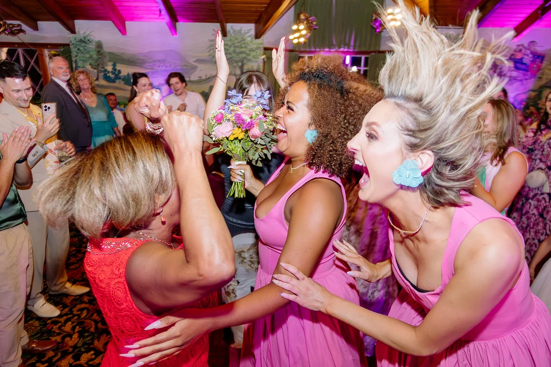 La demoiselle d'honneur attrape le bouquet