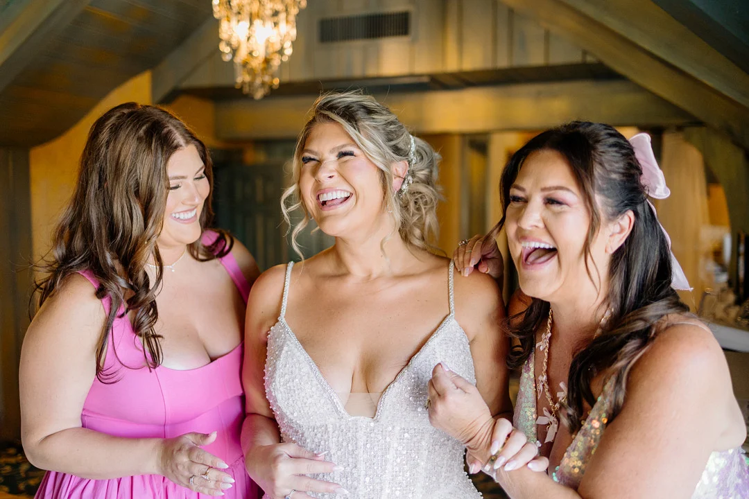 Demoiselles d'honneur en robes roses tenant des bouquets colorés