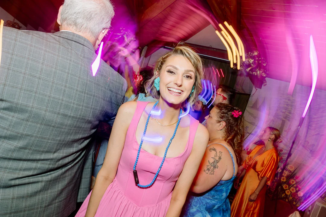 Demoiselle d'honneur dansant à la réception