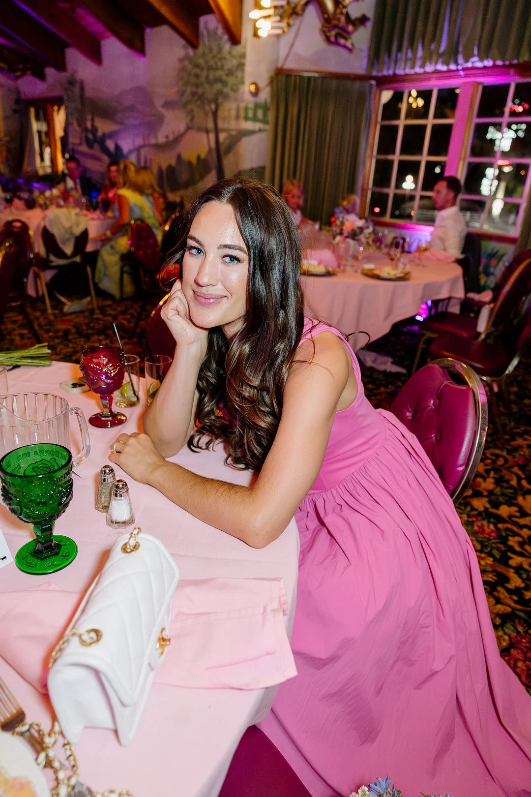 Demoiselle d'honneur à la réception en robe rose