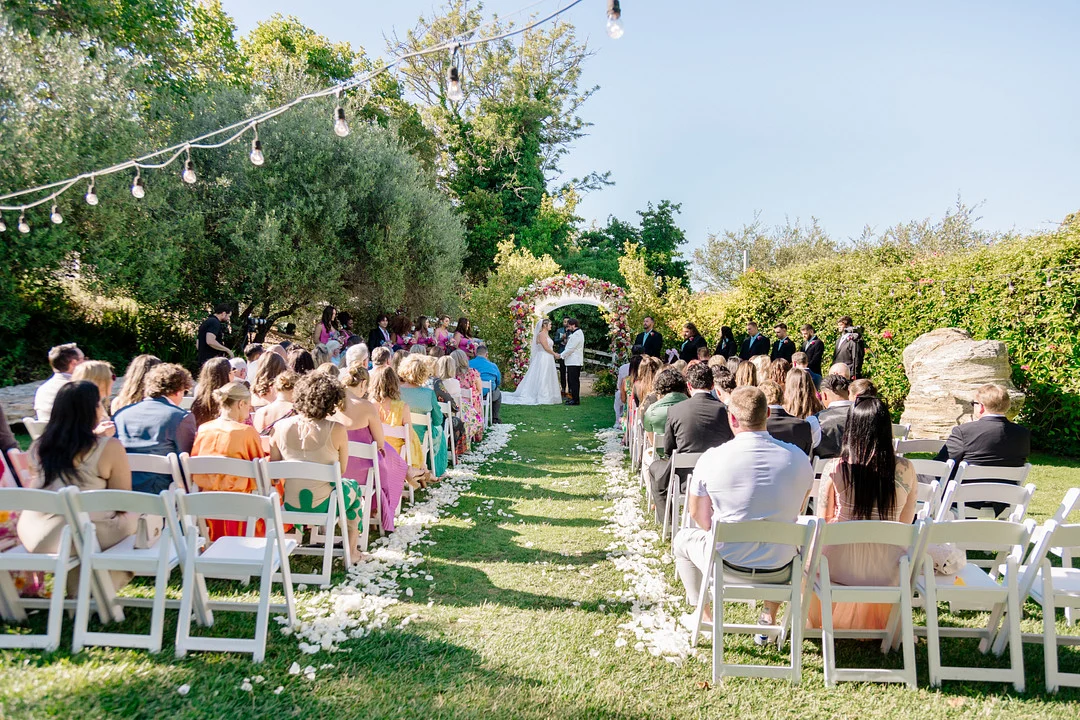 Plan large de la cérémonie dans le jardin du Madonna Inn