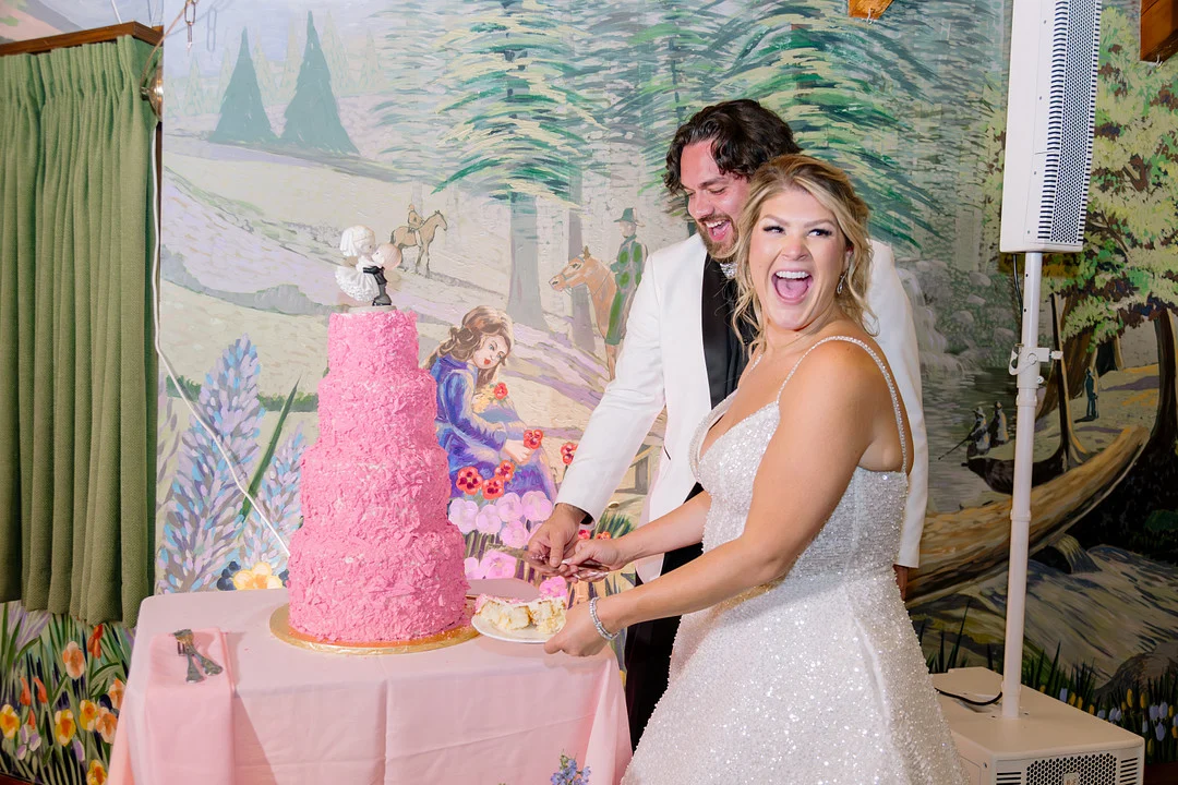 Heather et Jaykob coupent leur gâteau de mariage rose