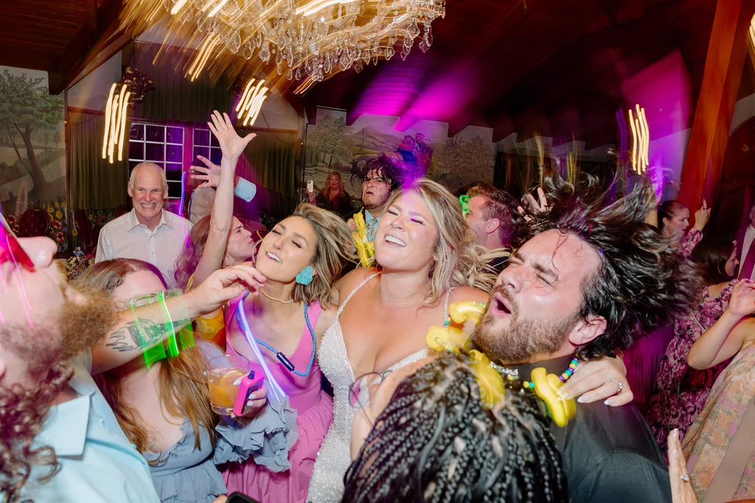 Invités sur la piste de danse à la réception