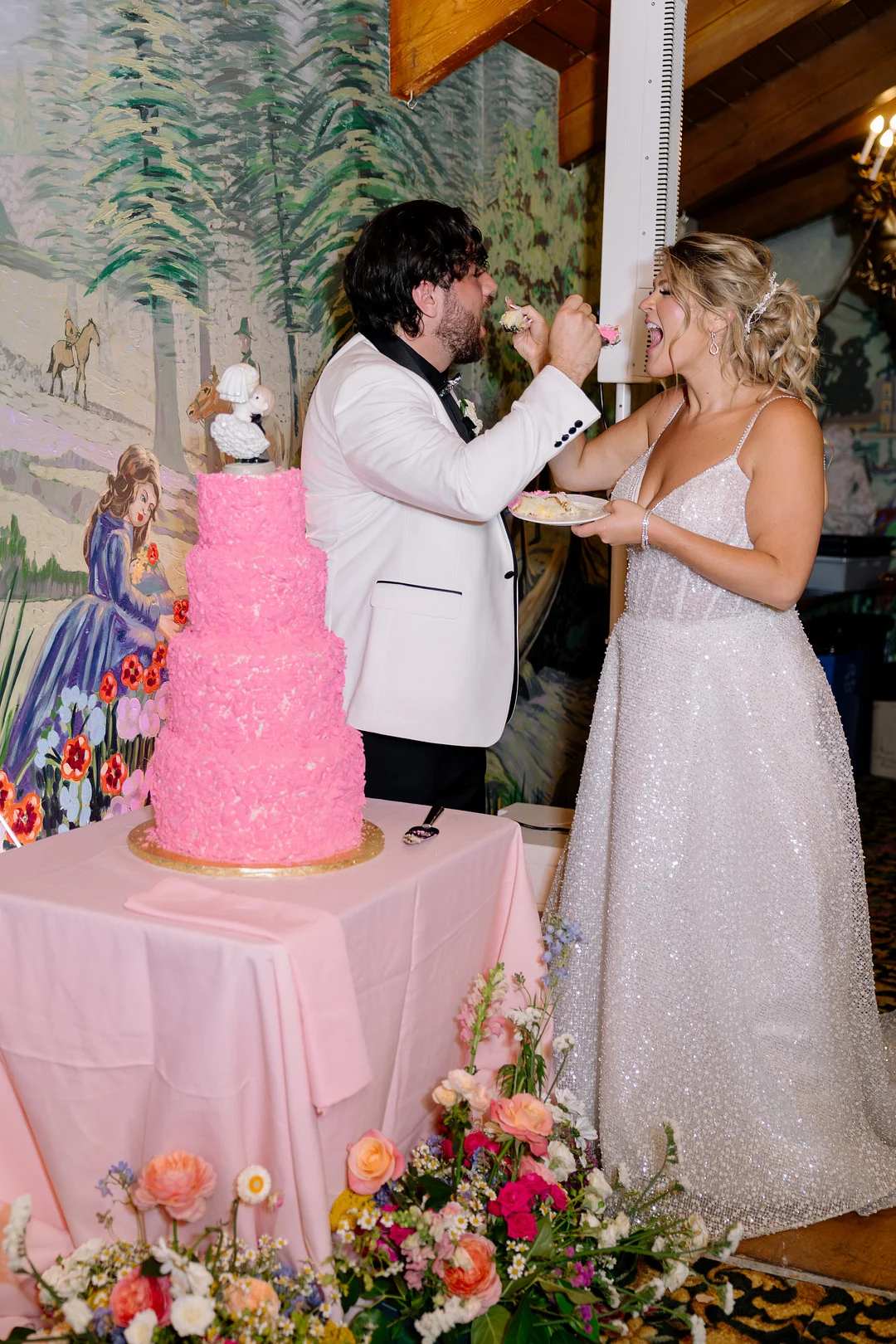 Heather et Jaykob se nourrissent de gâteau