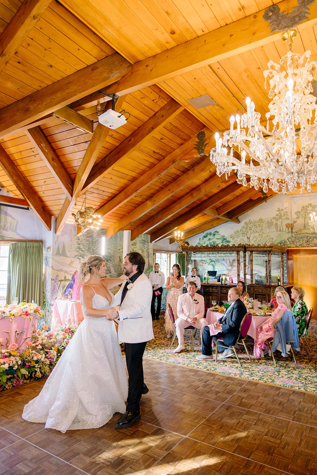 Premier plan large de danse au Madonna Inn