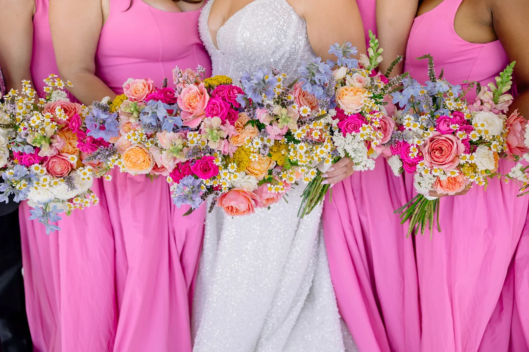 La fête nuptiale se prépare dans des robes assorties au Madonna Inn