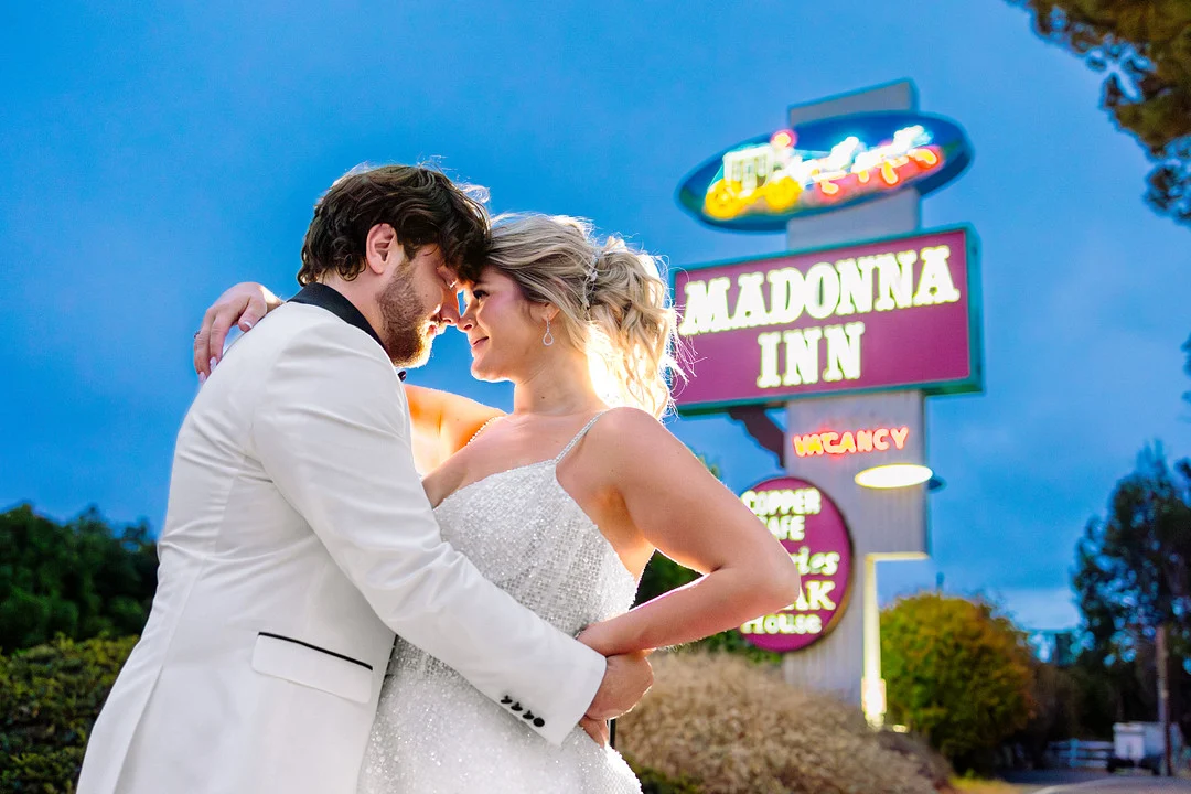 Heather et Jaykob à l'enseigne au néon du Madonna Inn