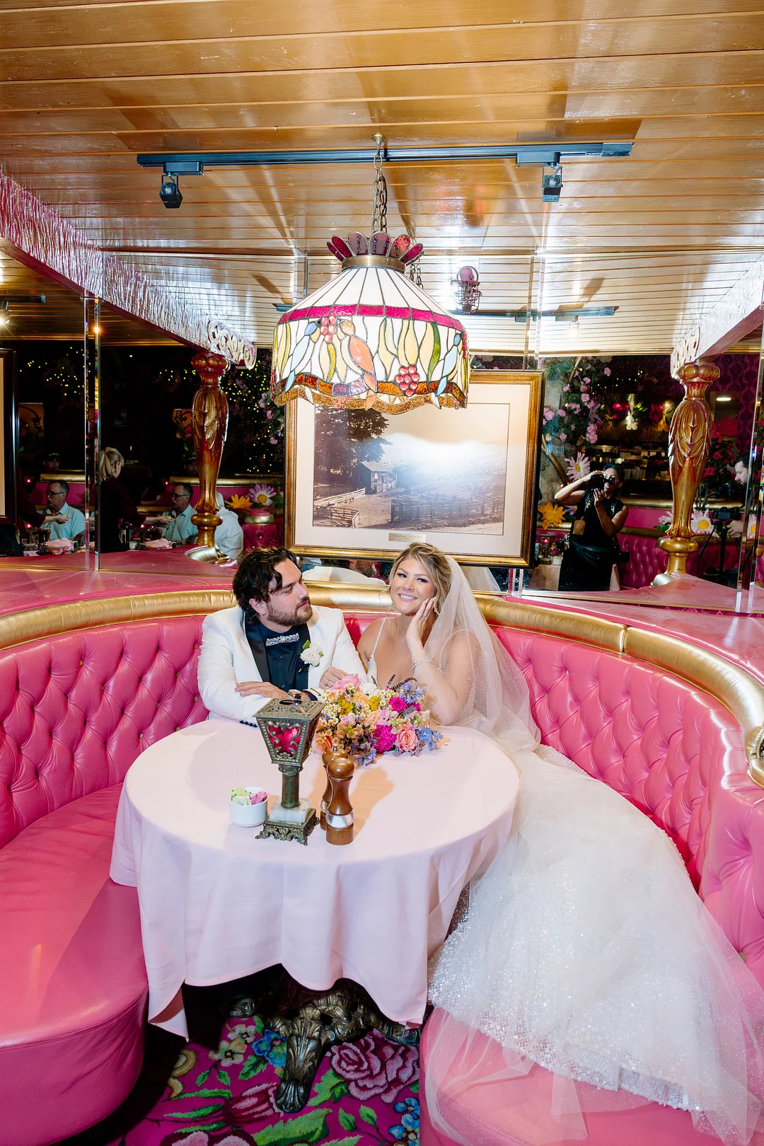 Heather et Jaykob dans le stand rose du Madonna Inn