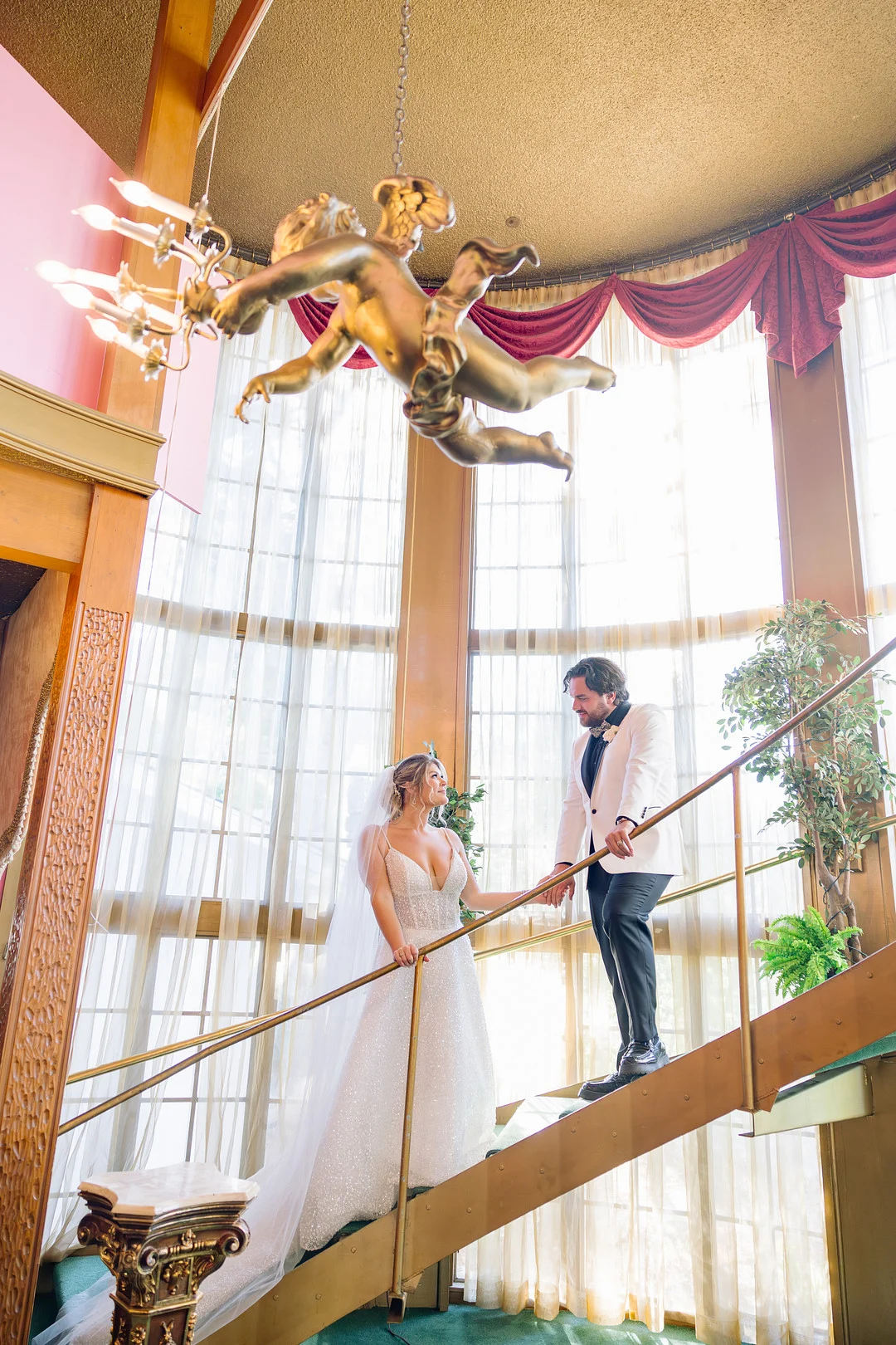 Le marié Jaykob en veste blanche au Madonna Inn