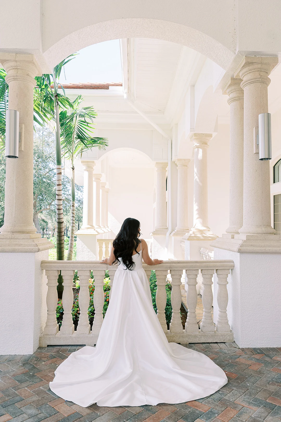 Mariée dans l'escalier avec sa traîne