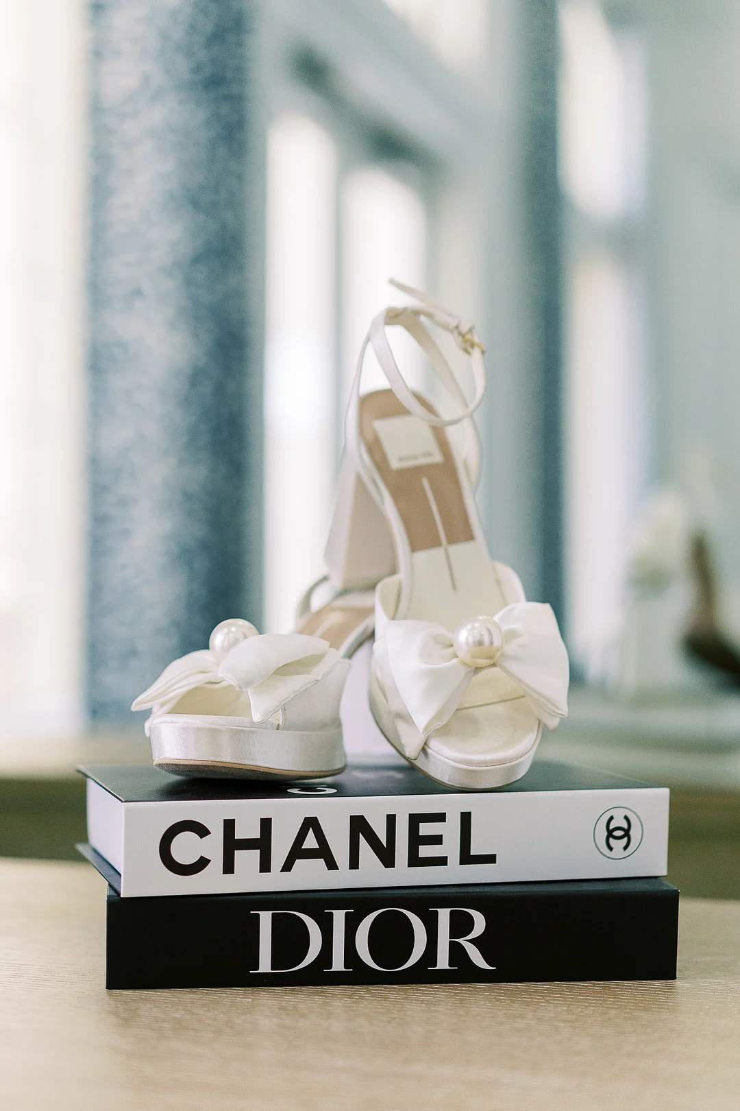 Livres Chanel et Dior dans la suite de préparation à la mariée