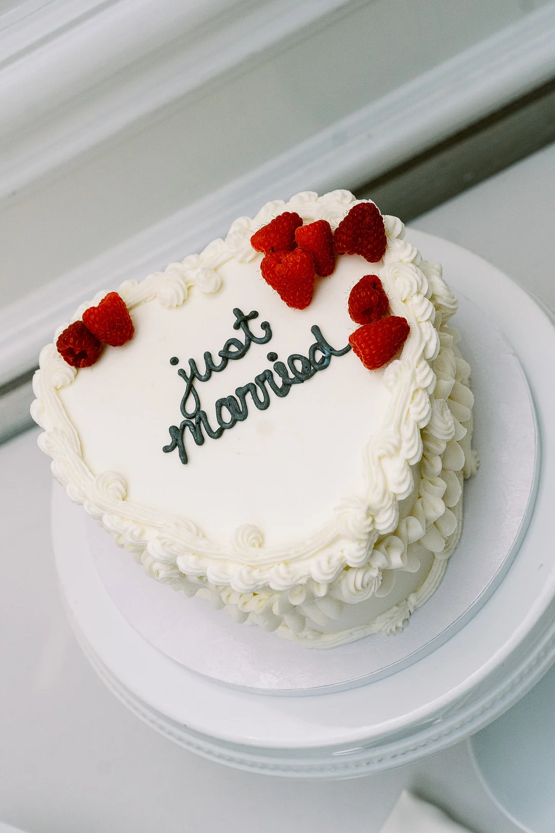 Gâteau de mariage Just Married en forme de coeur avec des pétales de rose