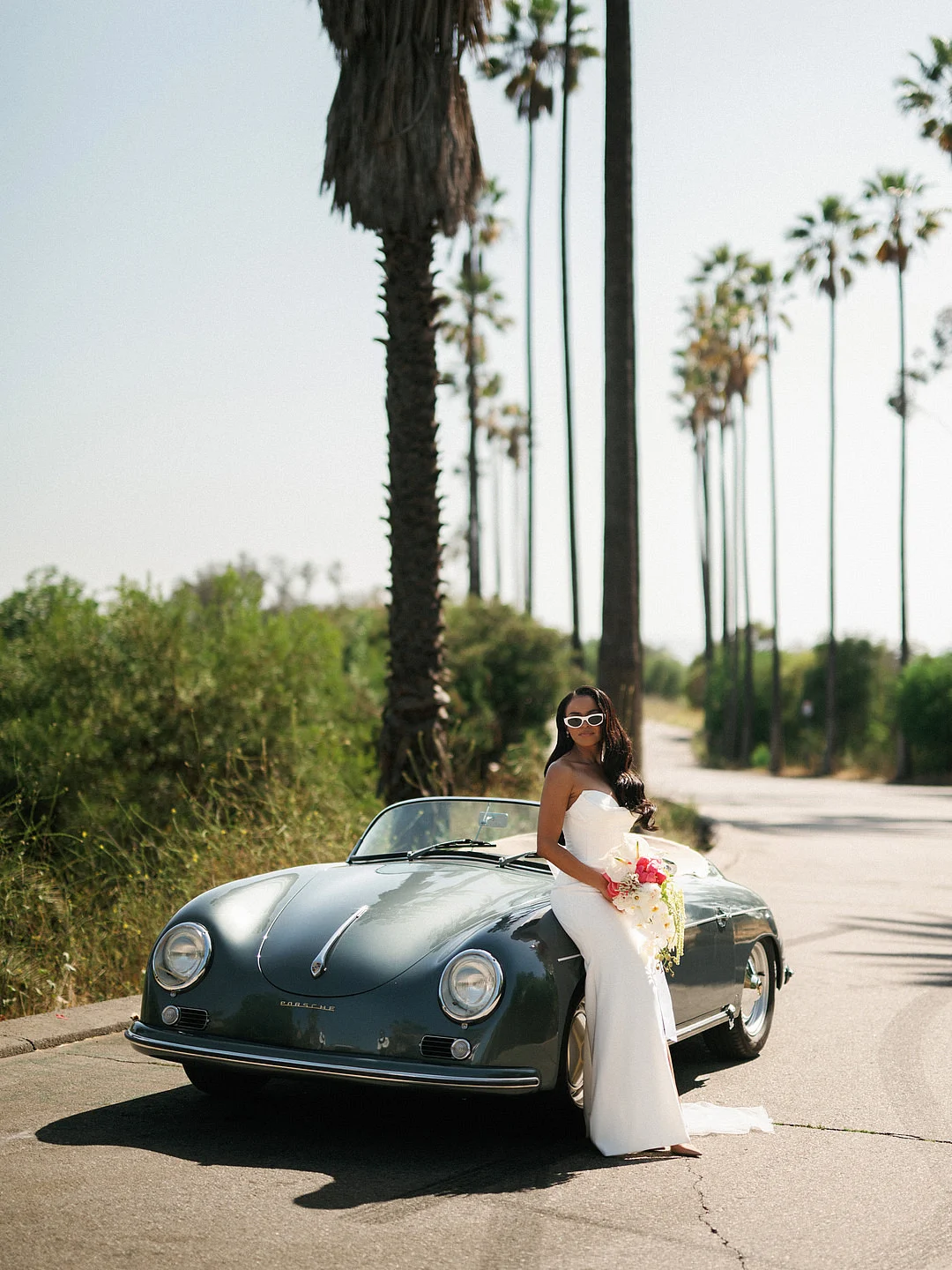 Un mariage glamour sur le toit de Los Angeles avec une Porsche vintage image 16 | Soirée Blanche La mariée à côté de la Porsche vintage