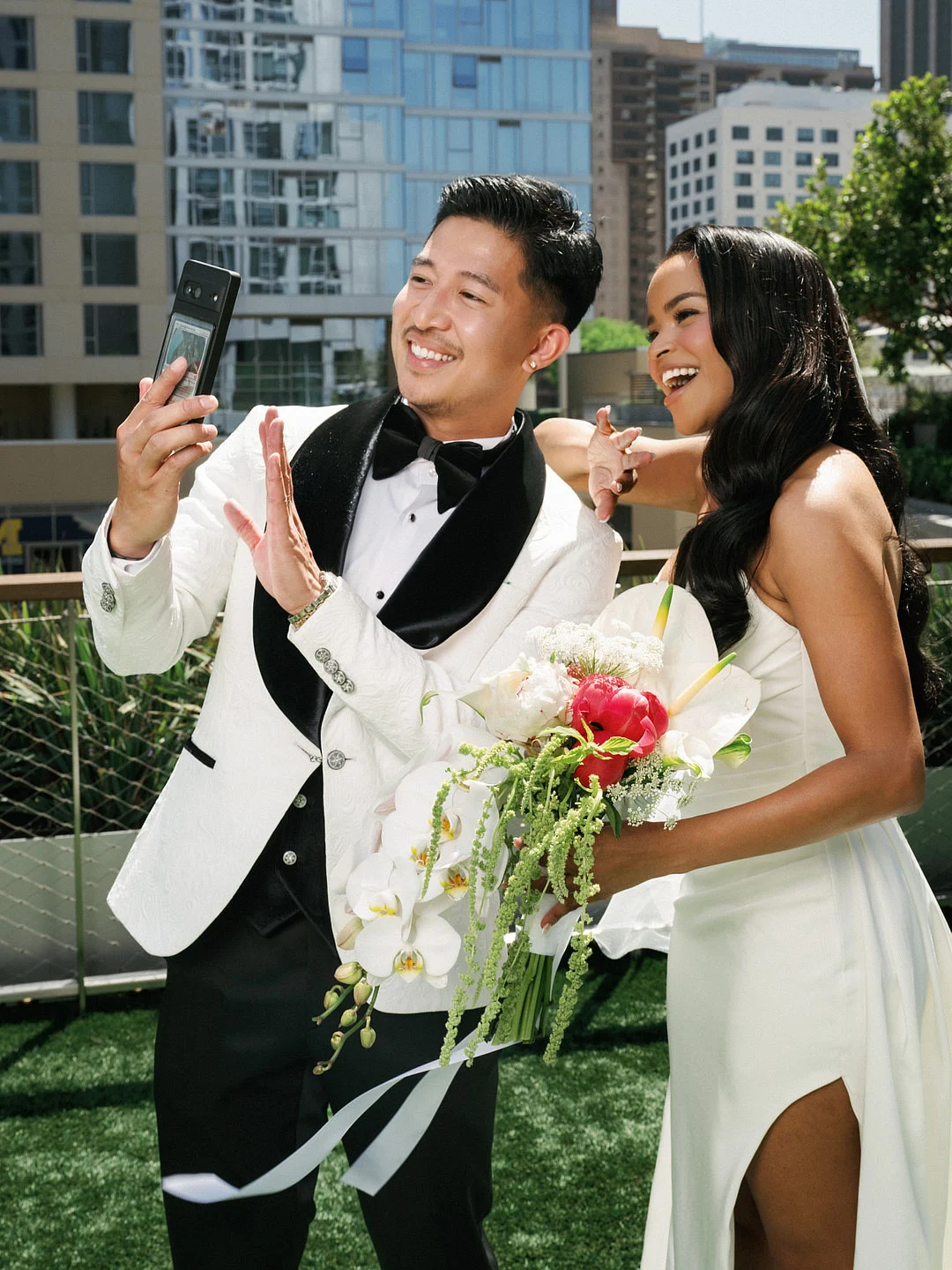 Un mariage glamour sur le toit de Los Angeles avec une Porsche vintage image 7 | Soirée Blanche La mariée avec l'horizon de Los Angeles derrière elle