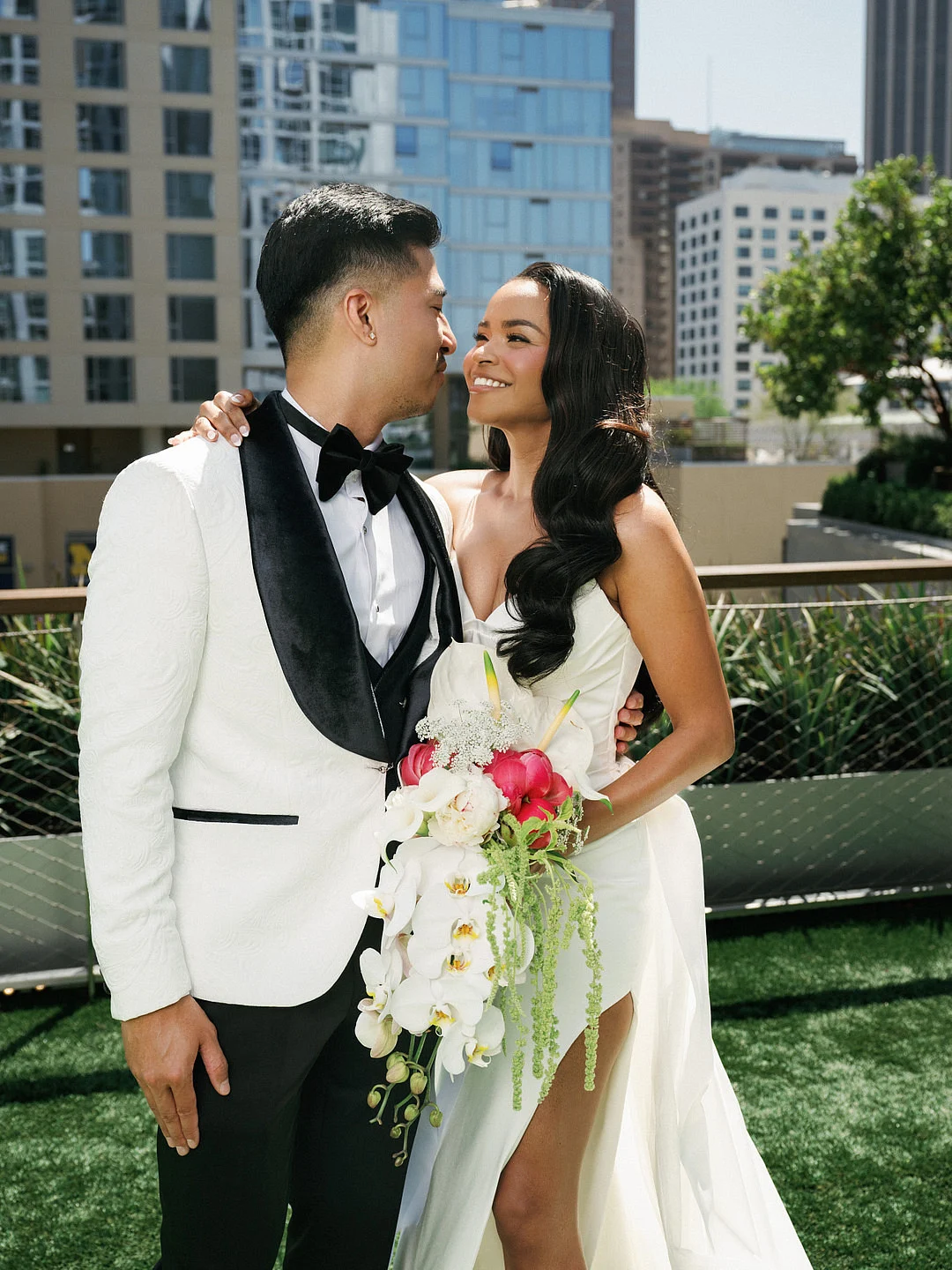 Un mariage glamour sur le toit de Los Angeles avec une Porsche vintage image 4 | Soirée Blanche Dyeneka et Kevin lors de leur cérémonie sur le toit de Savanna
