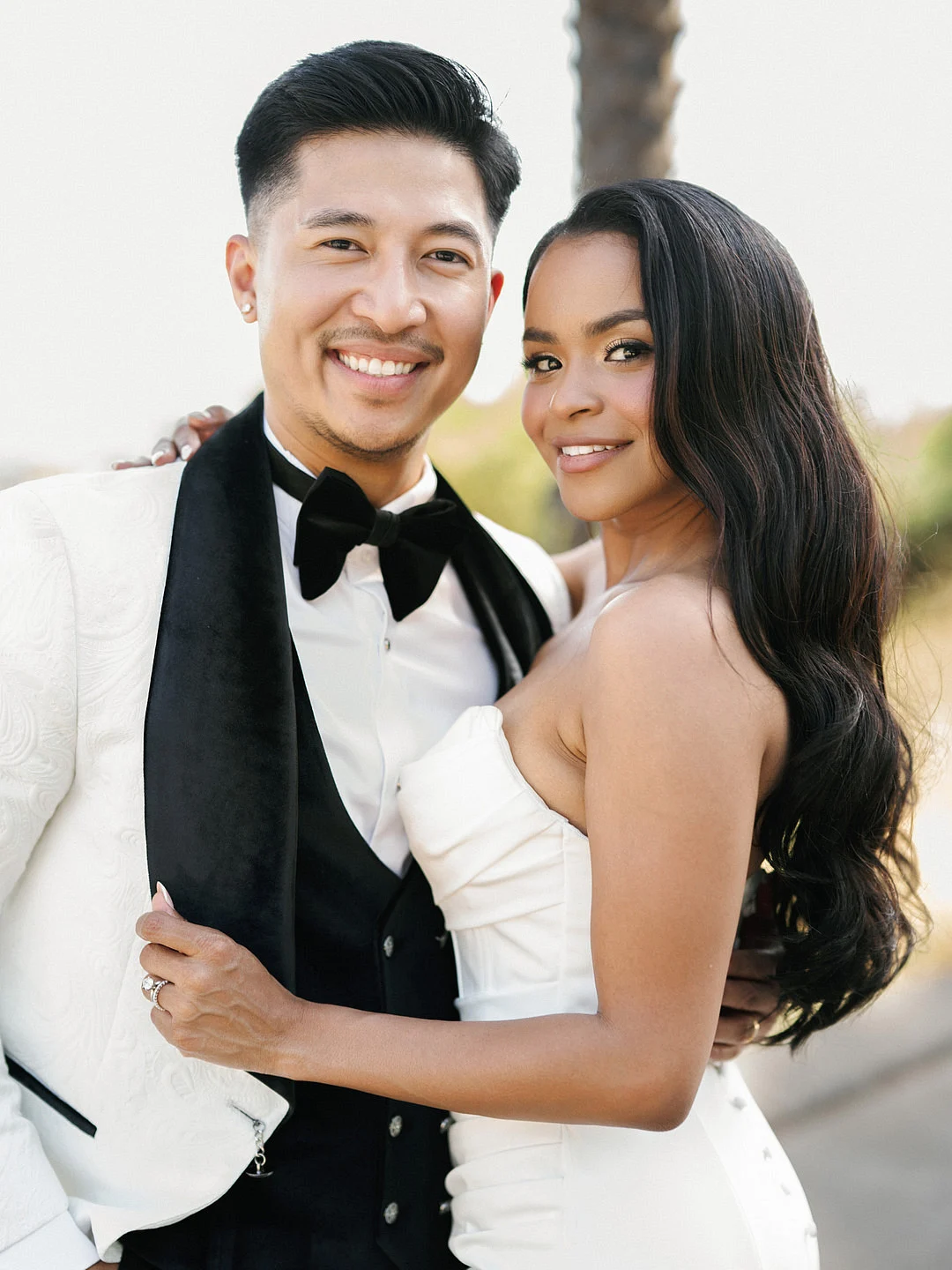 Un mariage glamour sur le toit de Los Angeles avec une Porsche vintage image 20 | Soirée Blanche Portrait de Dyeneka et Kevin, marié en veste de smoking blanche