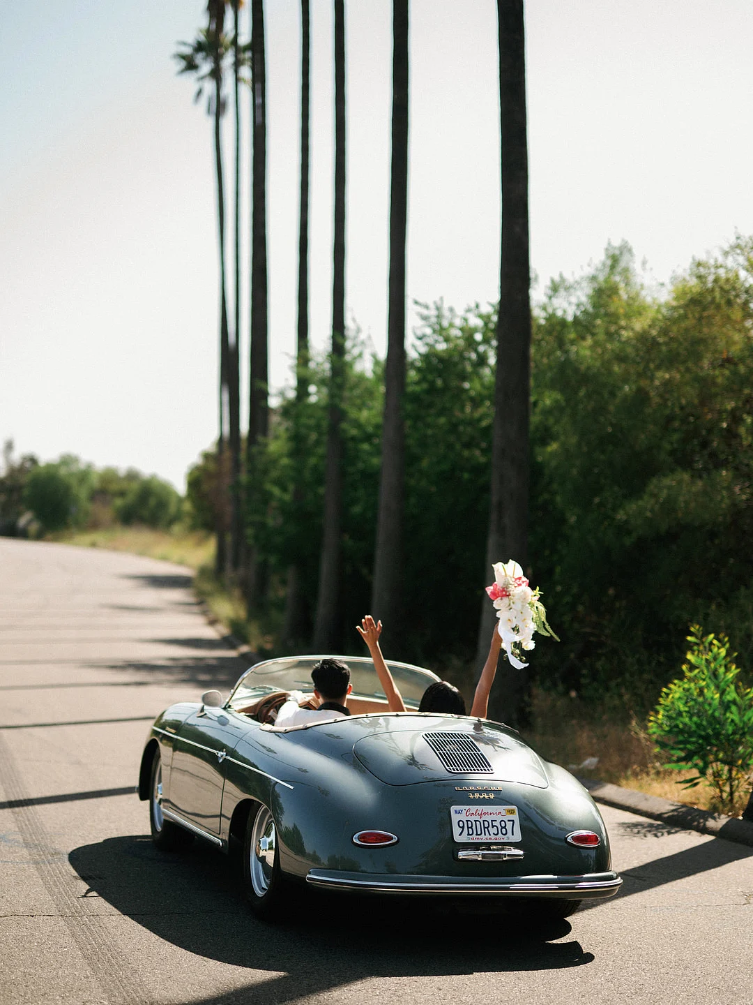 Un mariage glamour sur le toit de Los Angeles avec une Porsche vintage image 22 | Soirée Blanche Traverser Los Angeles dans une décapotable vintage