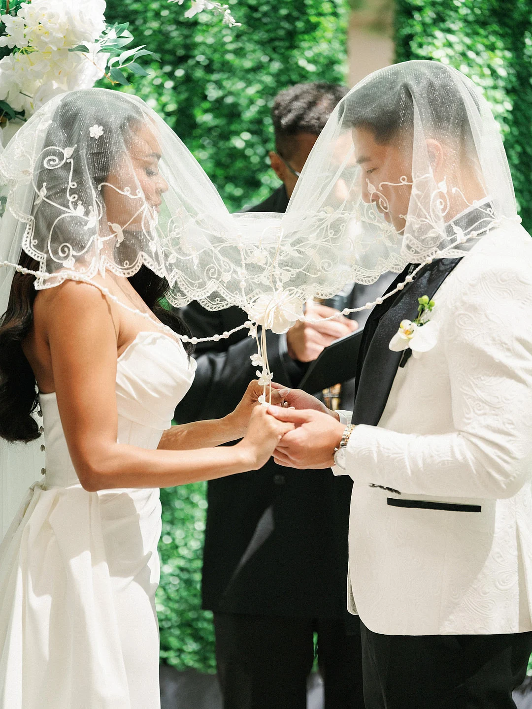 Un mariage glamour sur le toit de Los Angeles avec une Porsche vintage image 3 | Soirée Blanche Dyeneka et Kevin, premier baiser lors de leur cérémonie sur le toit