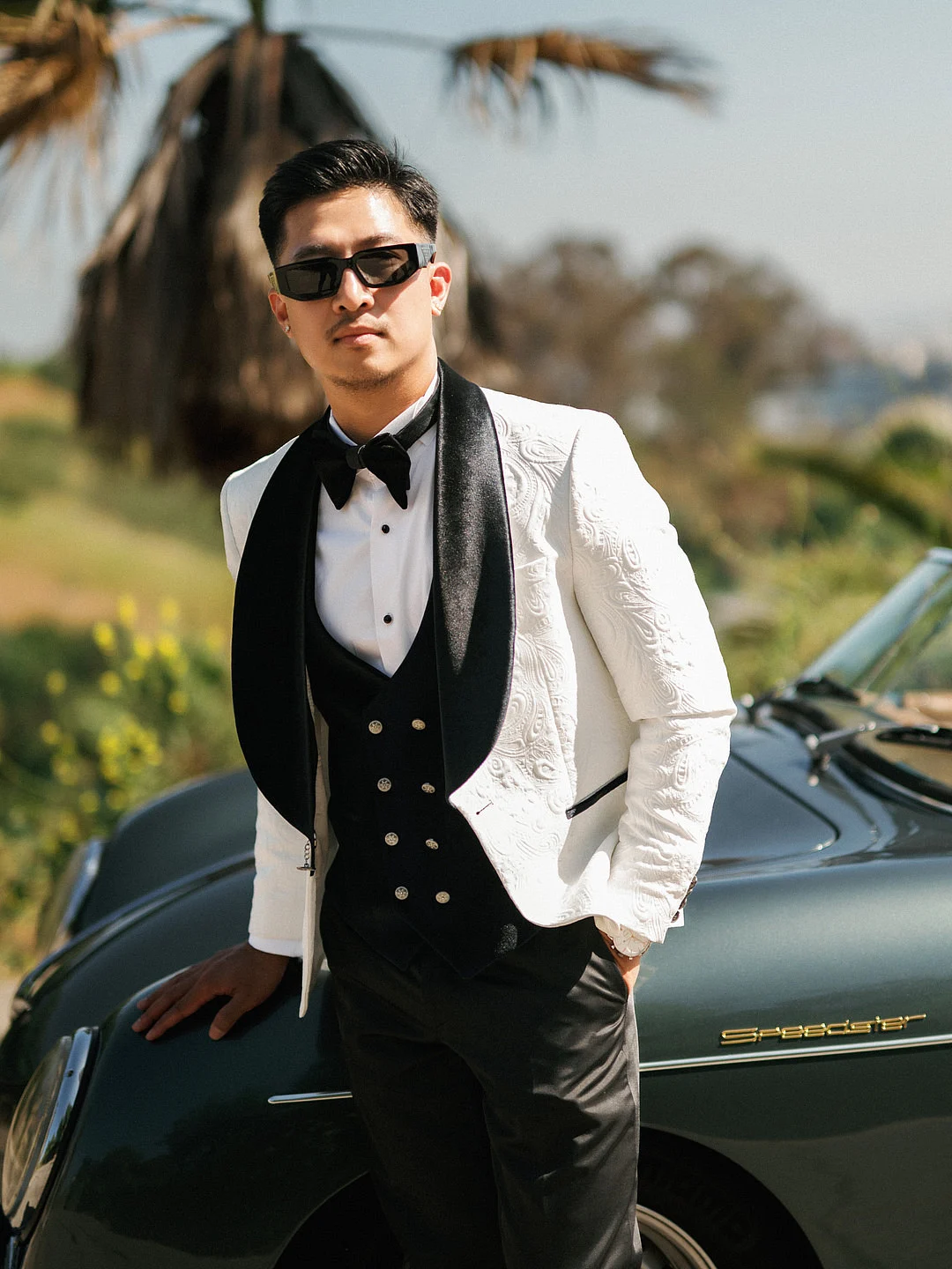 Un mariage glamour sur le toit de Los Angeles avec une Porsche vintage image 13 | Soirée Blanche Kevin dans une veste de smoking blanche appuyé sur la Porsche