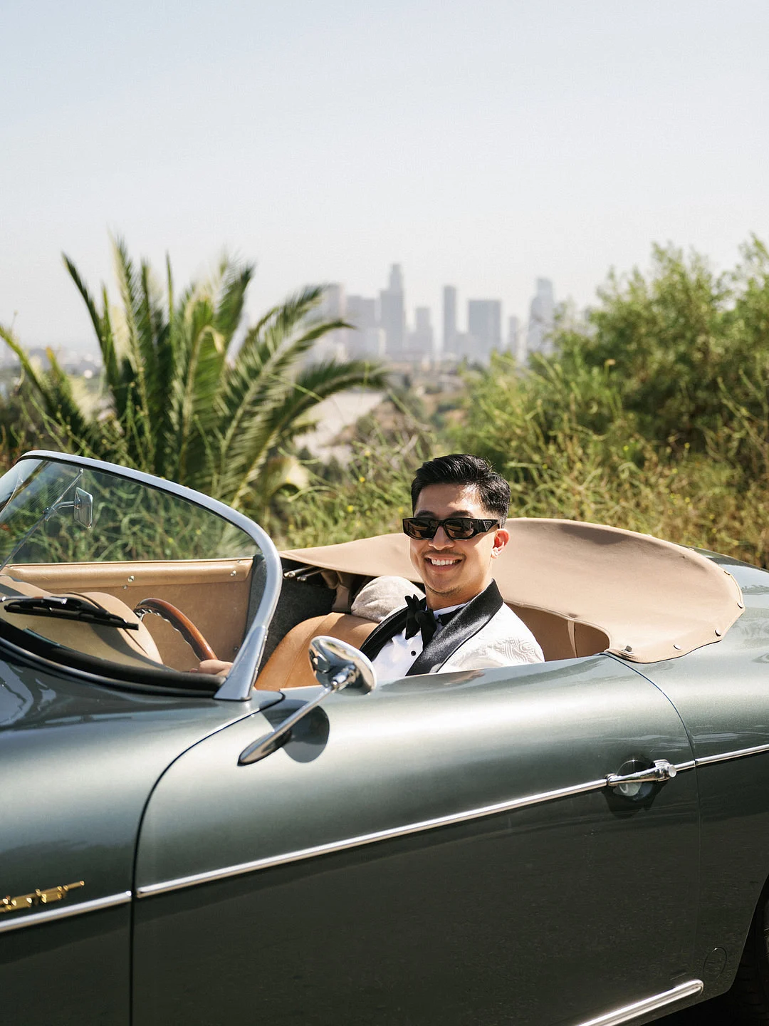 Un mariage glamour sur le toit de Los Angeles avec une Porsche vintage image 12 | Soirée Blanche Le marié dans la décapotable vintage