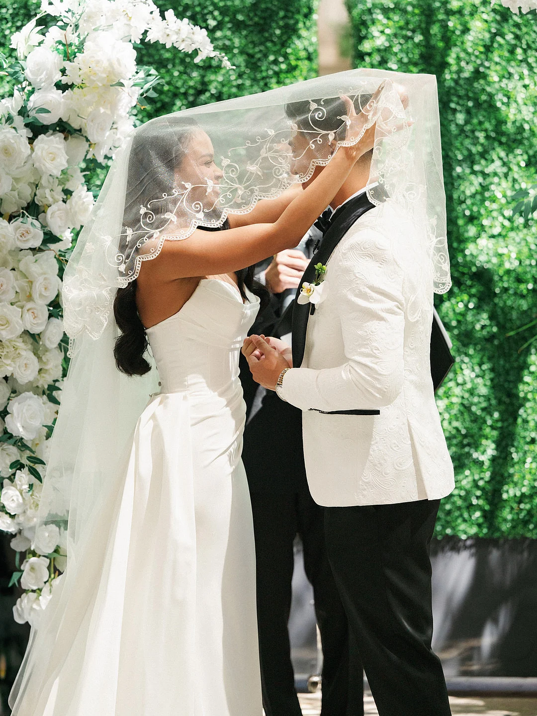 Un mariage glamour sur le toit de Los Angeles avec une Porsche vintage image 2 | Soirée Blanche Cérémonie de mariage sur le toit d'une arche fleurie blanche à Los Angeles