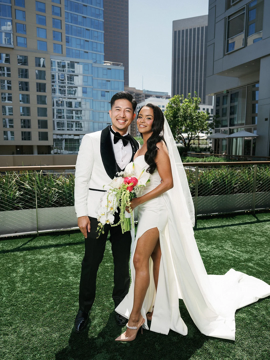 Un mariage glamour sur le toit de Los Angeles avec une Porsche vintage image 6 | Soirée Blanche Dyeneka et Kevin sur le toit avec la vue sur le centre-ville de Los Angeles