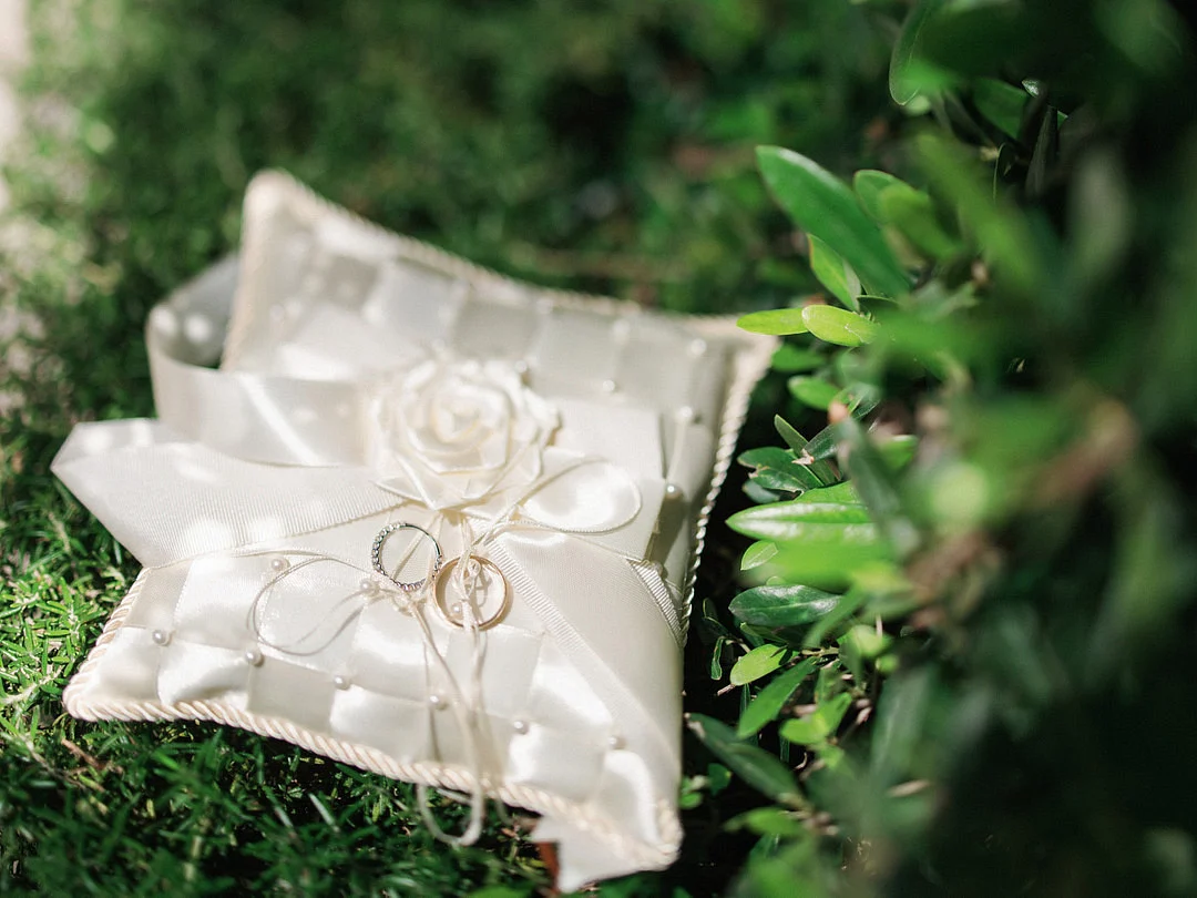 Un mariage glamour sur le toit de Los Angeles avec une Porsche vintage image 1 | Soirée Blanche Les alliances de Dyeneka et Kevin sur un coussin à alliances