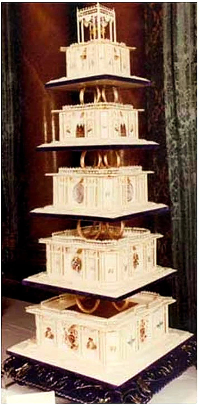 Grand gâteau de mariage carré à plusieurs niveaux réalisé pour le mariage royal du prince Charles et de Lady Diana Spencer en 1981, avec des panneaux et des piliers passepoilés ornés
