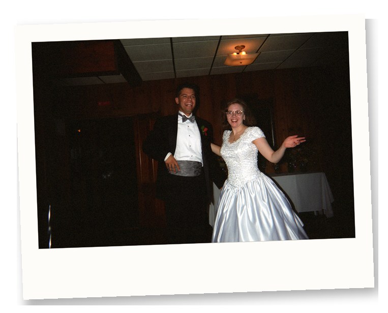 Les mariés des années 1990 rient lors de leur réception de mariage