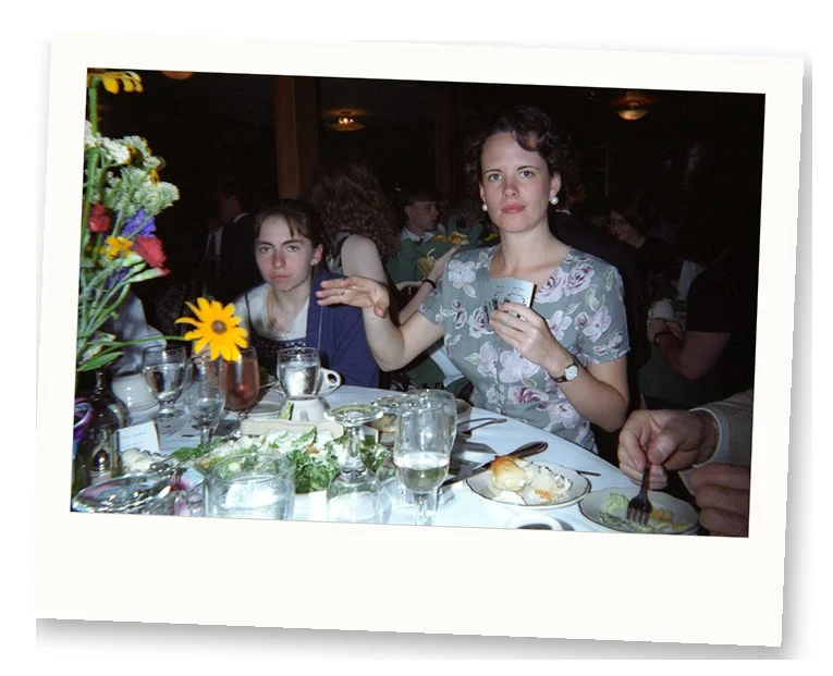 Invités assis à une table de réception de mariage des années 1990