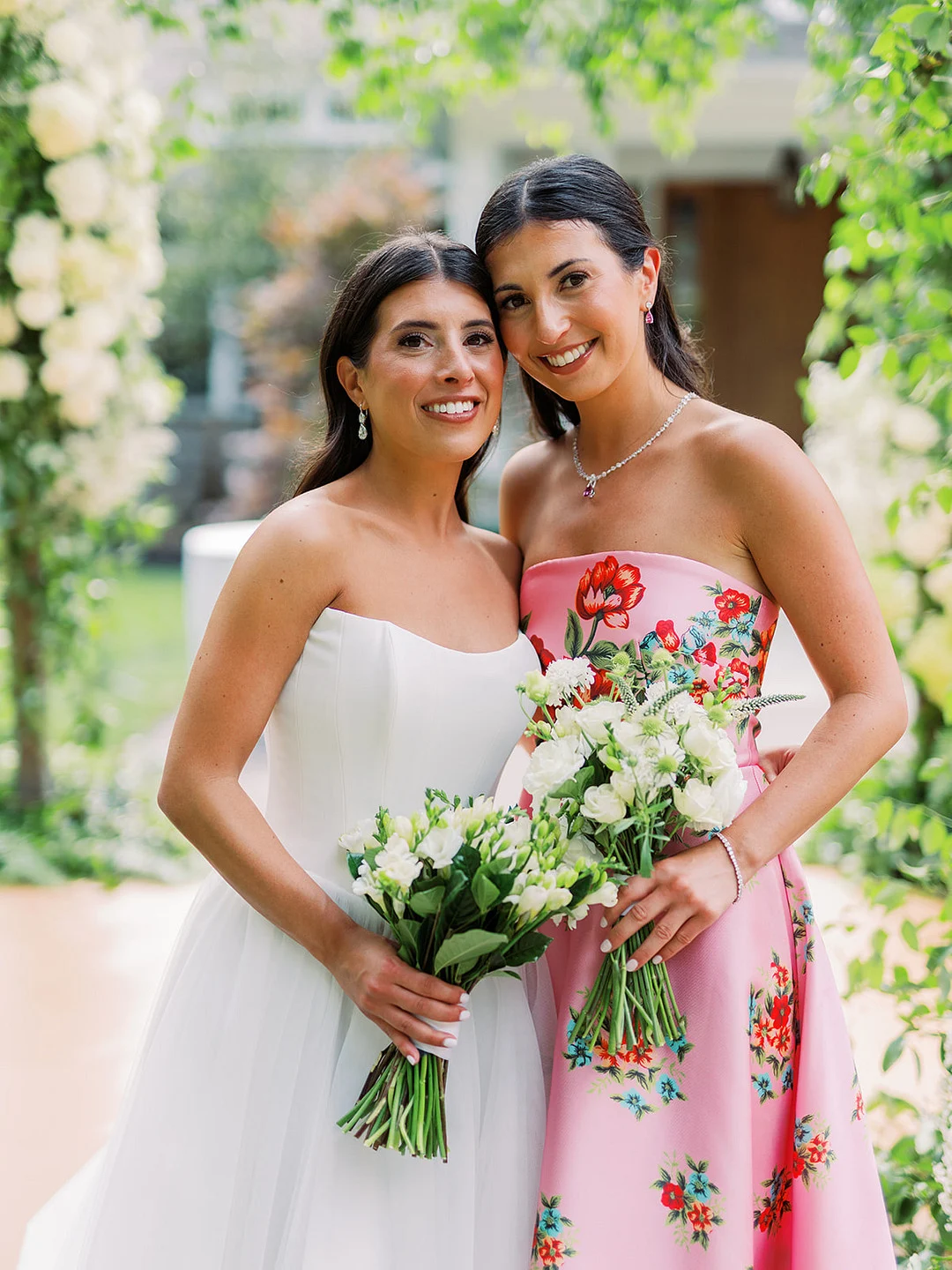 Mariage de Quinn et Michael dans une garden-party dans l'Ohio image 6 | Soirée Blanche Quinn avec ses demoiselles d'honneur en robes à fleurs roses tenant des bouquets blancs