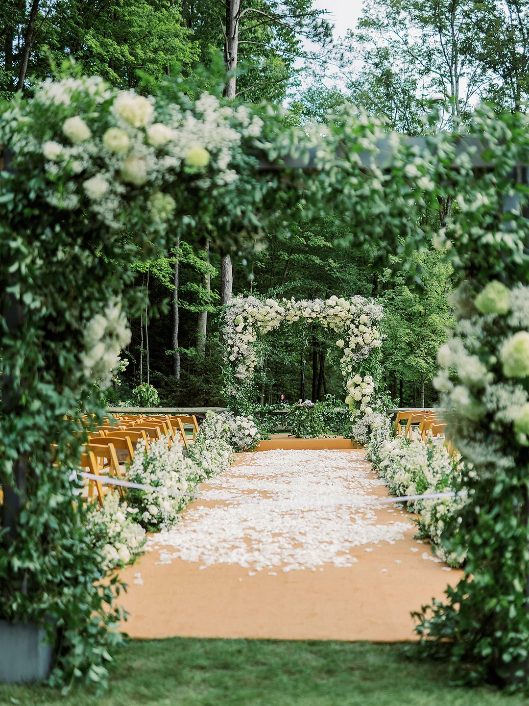 Mariage de Quinn et Michael dans une garden-party dans l'Ohio image 8 | Soirée Blanche Allée couverte de pétales menant à une houppah florale blanche luxuriante pour une cérémonie dans le jardin
