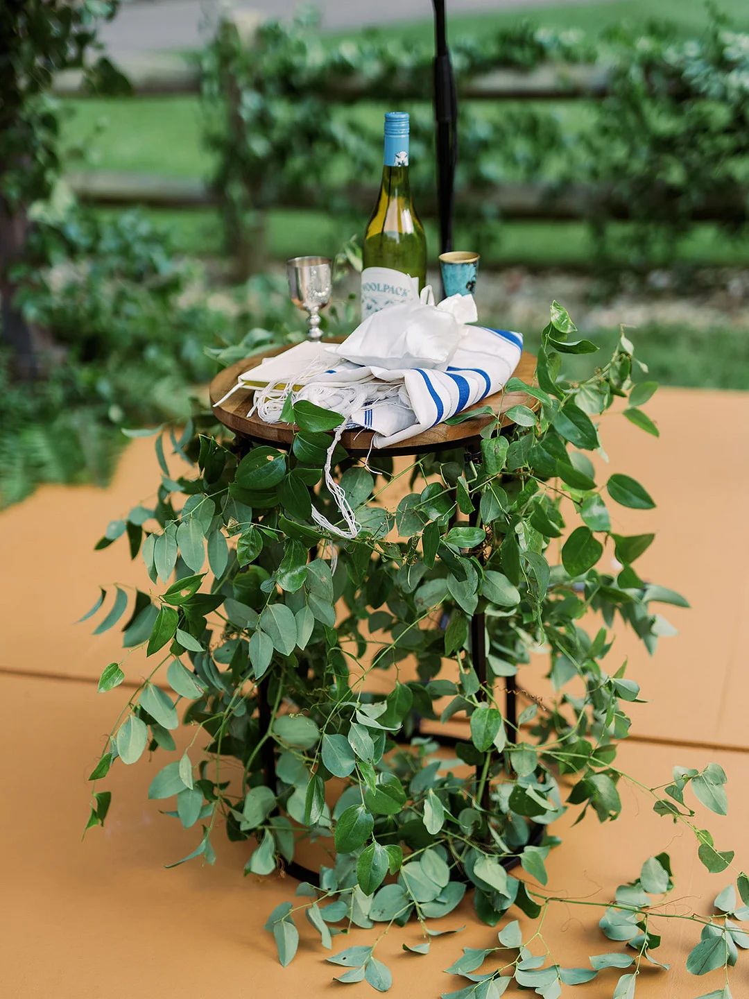 Mariage de Quinn et Michael dans une garden-party dans l'Ohio image 9 | Soirée Blanche Verdure suspendue et fleurs décorant la houppa de cérémonie