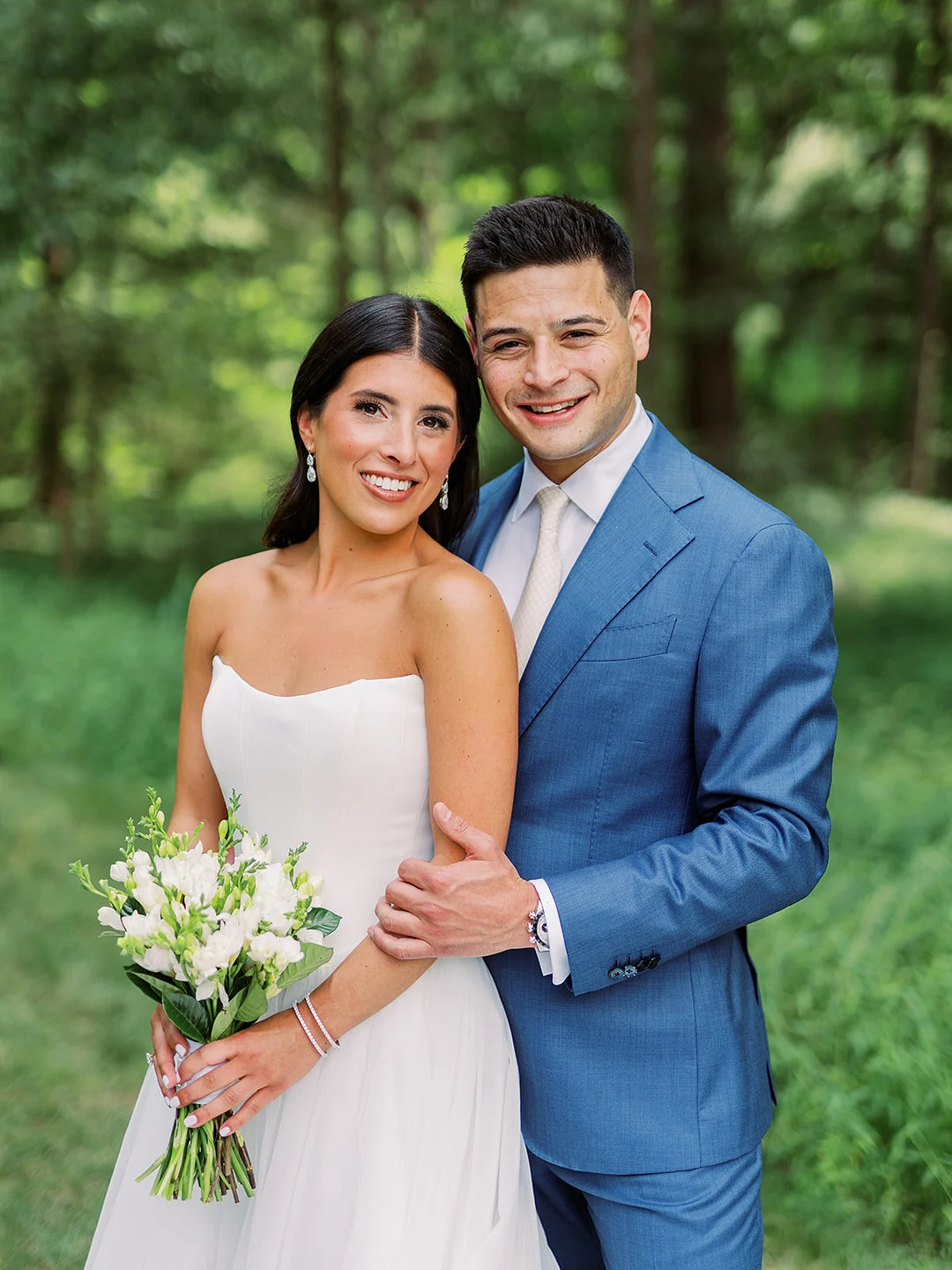 Mariage de Quinn et Michael dans une garden-party dans l'Ohio image 4 | Soirée Blanche Quinn et Michael pendant les portraits, Quinn tenant son bouquet blanc