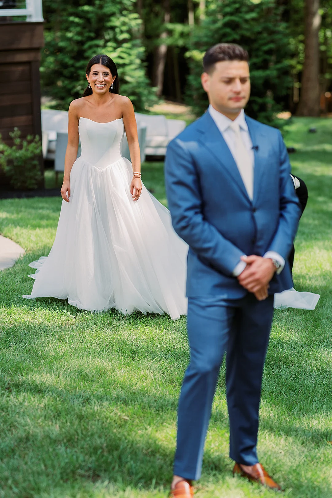 Mariage de Quinn et Michael dans une garden-party dans l'Ohio image 3 | Soirée Blanche Quinn et Michael partagent un premier aperçu de la cour avant de la maison familiale