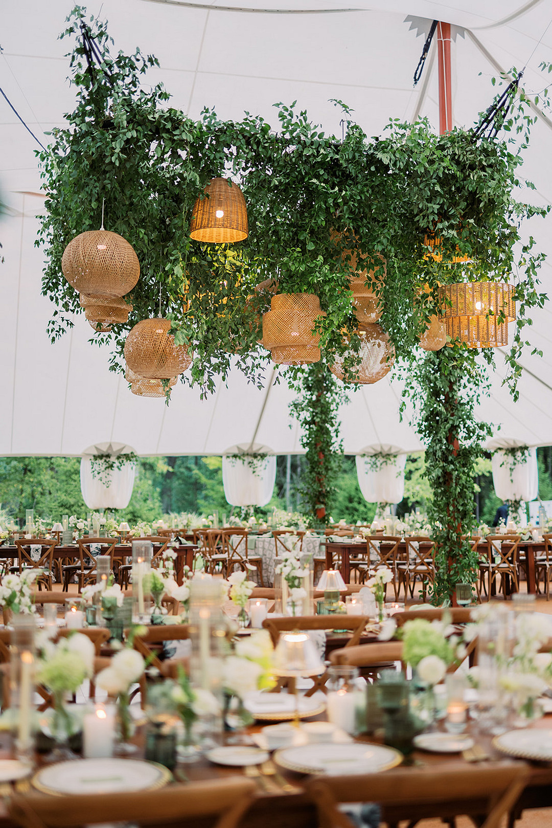 Mariage de Quinn et Michael dans une garden-party dans l'Ohio image 16 | Soirée Blanche Tente de réception avec verdure suspendue et lanternes en rotin tressé