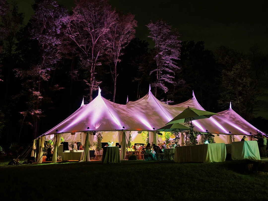 Mariage de Quinn et Michael dans une garden-party dans l'Ohio image 25 | Soirée Blanche La tente de réception en toile à voile brille la nuit dans les bois de l'Ohio