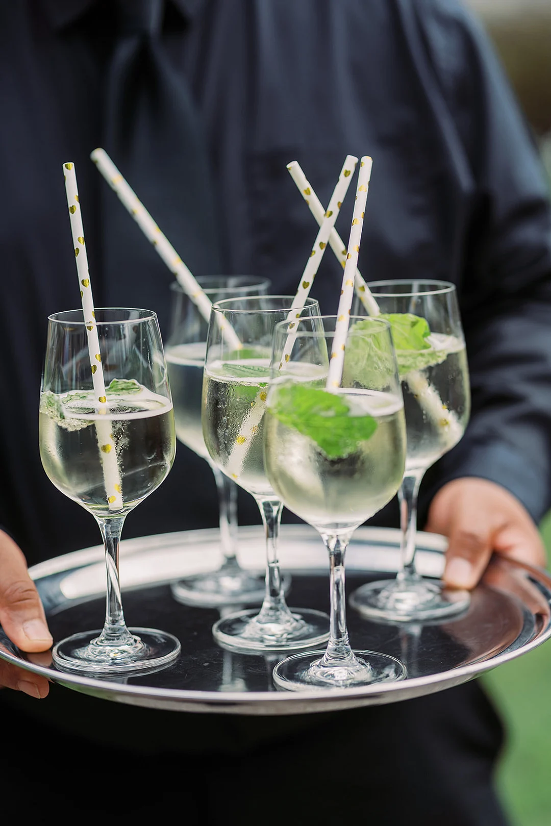 Mariage de Quinn et Michael dans une garden-party dans l'Ohio image 14 | Soirée Blanche Plateau de cocktails de bienvenue remis aux invités pendant l'heure de l'apéritif