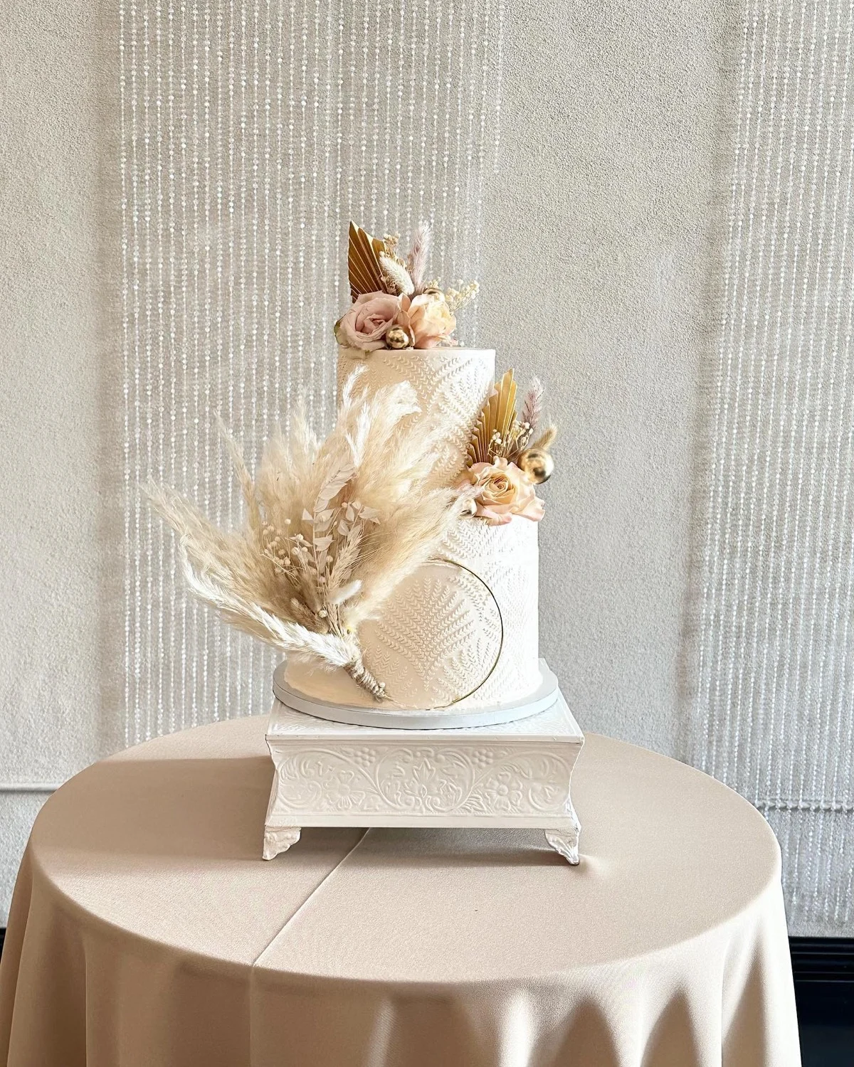 Gâteau de mariage de montagne peint avec un dessus ouvert révélant une piscine d'eau bleue comme un lac