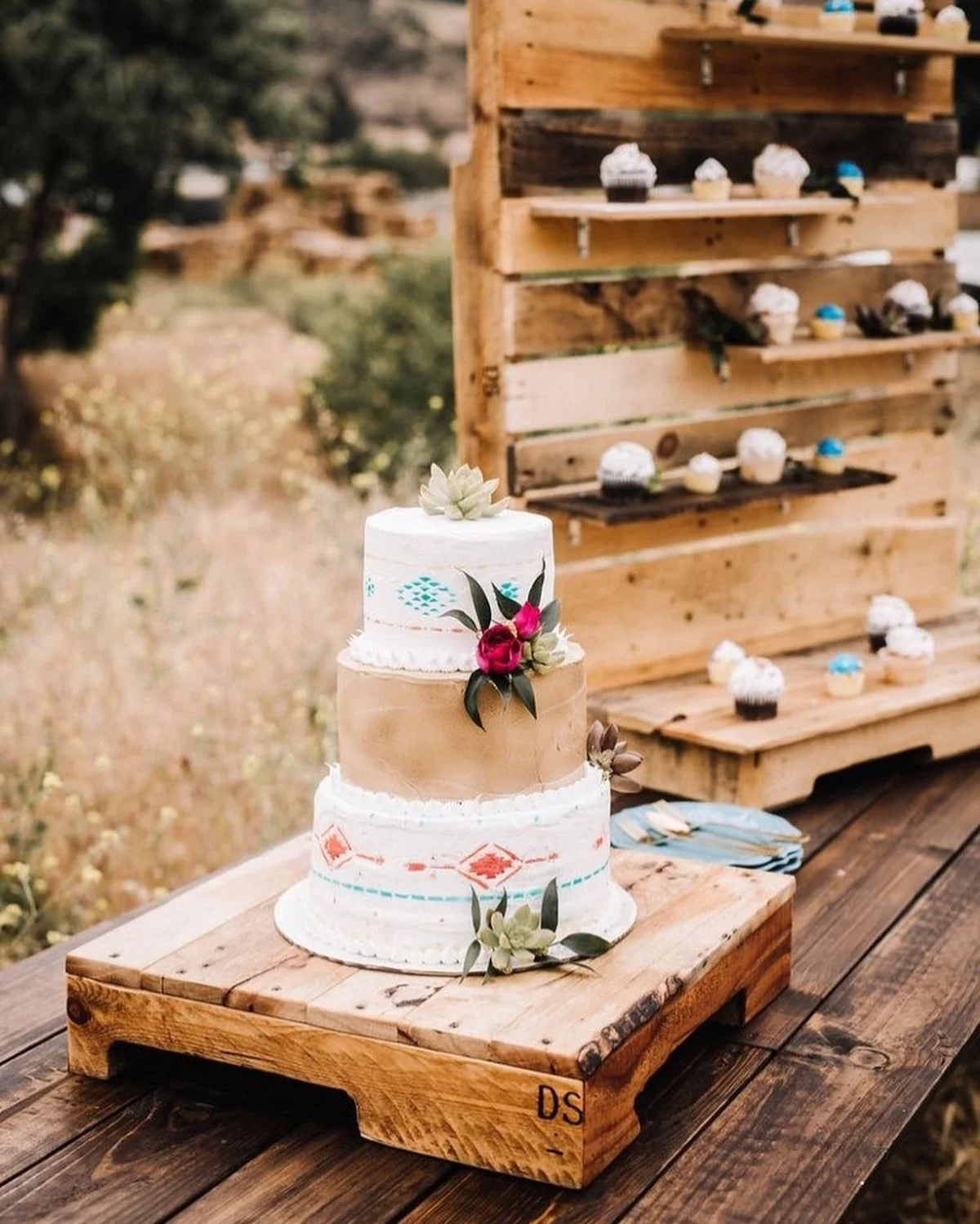 Petit gâteau de mariage à motif de point du sud-ouest avec un présentoir à cupcakes en bois de palette