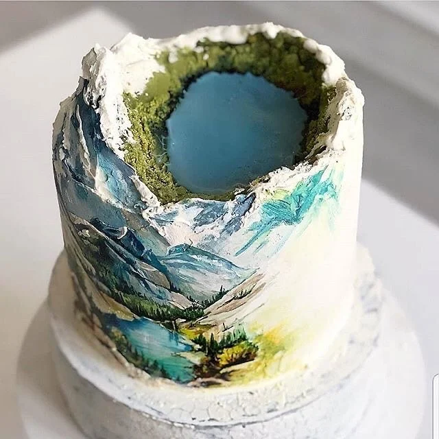 Gâteau de mariage boho blanc avec herbe de pampa et fleurs blush sur un support blanc vintage