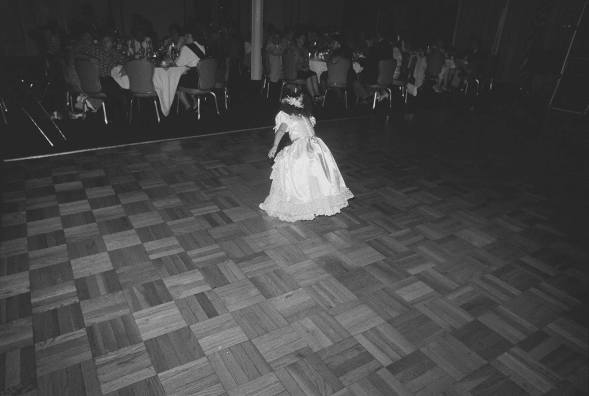 La demoiselle d'honneur dans sa robe en dentelle sur la piste de danse lors d'une réception de mariage en 1989