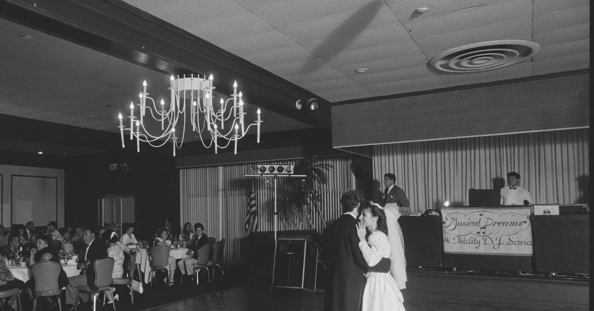 Une réception de mariage en 1989, la première danse du couple devant la cabine du DJ du club des officiers du chantier naval de Long Beach